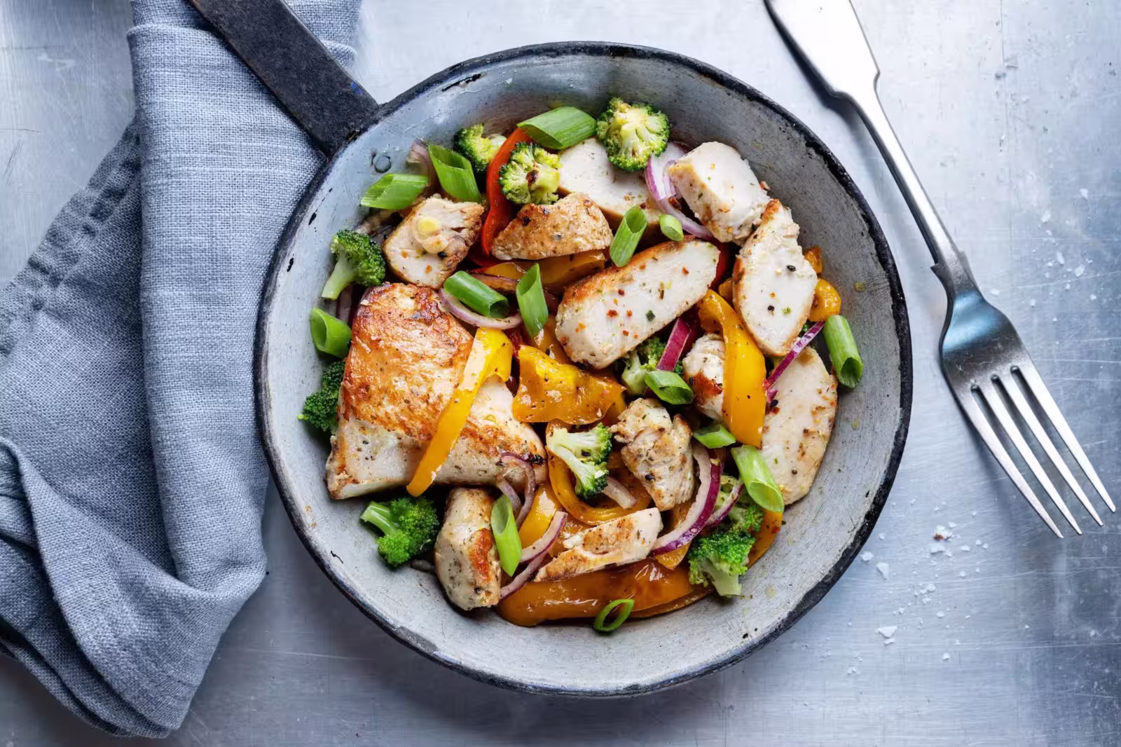 Crispy chicken breast stir-fried with bell peppers, broccoli, onions, and topped with green onion slices